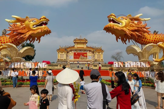 Người dân và du khách đổ về các tuyến đường được trang trí để du xuân trong ngày cuối tuần 4/2