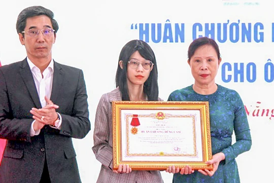 Ông Trần Chí Cường - Phó Chủ tịch UBND TP Đà Nẵng thừa uỷ quyền của Chủ tịch nước trao truy tặng Huân chương Dũng cảm cho ông Trần Minh Thành (ảnh danang.gov.vn)