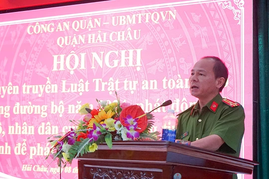 Thượng tá Trần Văn Tám, Trưởng Công an quận Hải Châu phát biểu tại hội nghị