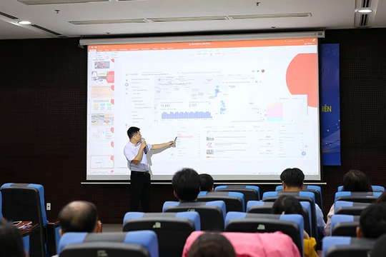 Sáng ngày 10/6, Sở TT&TT Đà Nẵng tổ chức tập huấn kỹ năng chuyển đổi số cho các cơ quan báo chí và Hướng dẫn sử dụng VnEID, các tiện ích số khác cho thanh niên.