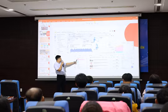 Sáng ngày 10/6, Sở TT&TT Đà Nẵng tổ chức tập huấn kỹ năng chuyển đổi số cho các cơ quan báo chí và Hướng dẫn sử dụng VnEID, các tiện ích số khác cho thanh niên.