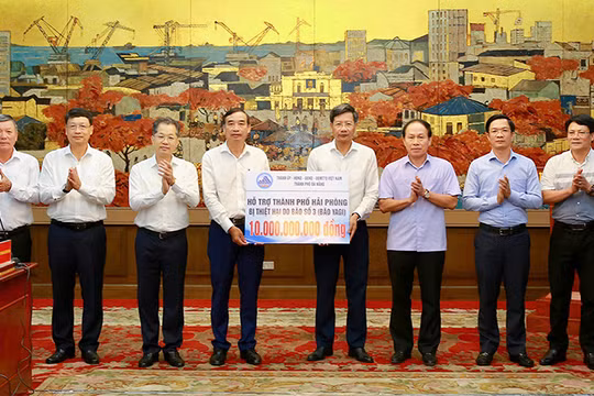 Thành ủy - HĐND - UBND - Ủy ban MTTQ Việt Nam TP Đà Nẵng hỗ trợ TP Hải Phòng 10 tỷ đồng khắc phục hậu quả cơn bão số 3. (Ảnh Thanh Nguyên)