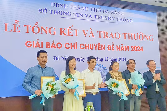 TP Đà Nẵng trao thưởng Giải Báo chí “Tuyên truyền về Chuyển đổi số của thành phố Đà Nẵng” năm 2024. Ảnh: Nguyên Khôi.