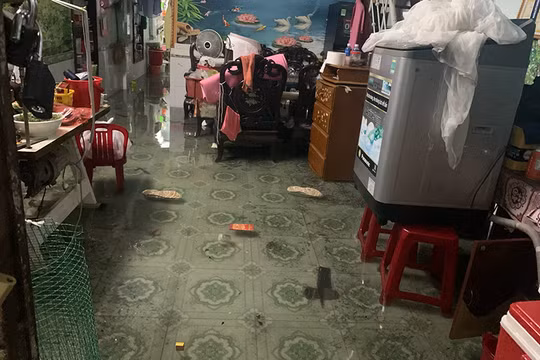 Mưa lớn khiến nhiều nhà dân ở Tổ 21, phường An Hải Tây, quận Sơn Trà, TP Đà Nẵng bị ngập trong sáng 18/9 (Ảnh Nguyễn Tân)