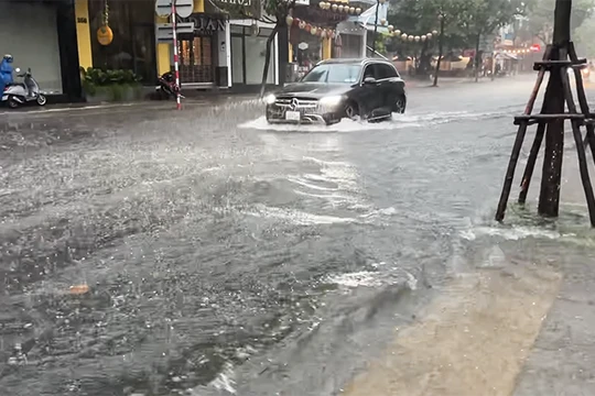 Mưa lớn khiến nhiều tuyến đường trung tâm TP Đà Nẵng bị ngập lụt