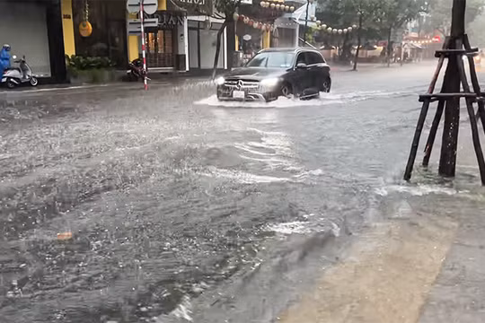 Nhiều tuyến đường ở Đà Nẵng ngập sâu sau cơn mưa sáng 18/9