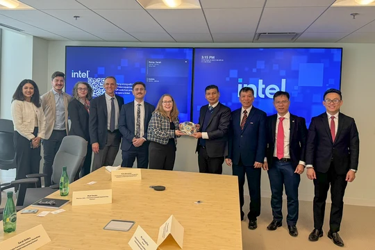 Phó Chủ tịch Thường trực UBND TP Đà Nẵng Hồ Kỳ Minh tặng quà lưu niệm cho bà Sarah Kemp - Phó Chủ tịch phụ trách các vấn đề chính phủ quốc tế của Tập đoàn Intel - nhân chuyến thăm và làm việc với Tập đoàn công nghệ Intel tại Hoa Kỳ. (ảnh danang.gov.vn)