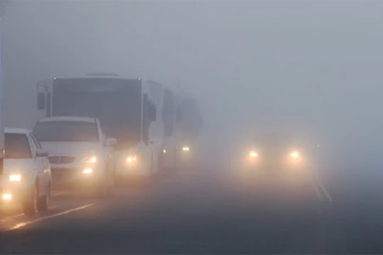 Lái xe trong điều kiện sương mù, tài xế cần bật đèn, giữ khoảng cách. Ảnh: Bagps