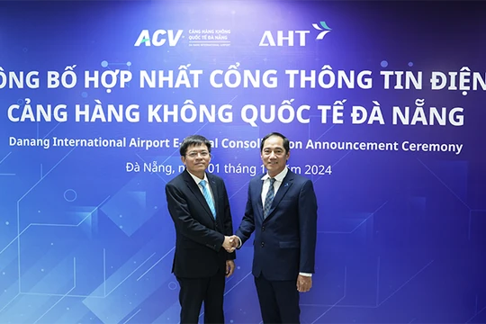 Lãnh đạo Cảng hàng không quốc tế Đà Nẵng và Công ty CP Đầu tư Khai thác Nhà ga quốc tế Đà Nẵng (AHT) tại lễ hợp nhất cổng thông tin điện tử.