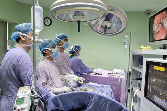 Các bác sĩ Bệnh viện Phụ sản - Nhi Đà Nẵng đang phẫu thuật nội soi ca teo thực quản bẩm sinh hiếm gặp ở bệnh nhi sơ sinh 3 ngày tuổi.