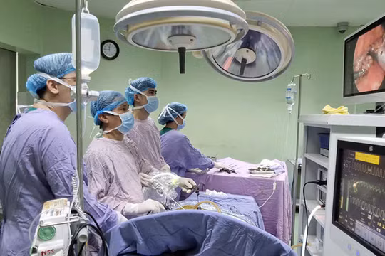 Các bác sĩ Bệnh viện Phụ sản - Nhi Đà Nẵng đang phẫu thuật nội soi ca teo thực quản bẩm sinh hiếm gặp ở bệnh nhi sơ sinh 3 ngày tuổi.