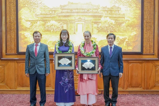 Lãnh đạo tỉnh Thừa Thiên Huế trao tặng danh hiệu “Công dân danh dự tỉnh Thừa Thiên Huế” cho bà Andrea Teufel và bà Kazuyo Watanabe (ảnh Ngọc Hiếu)