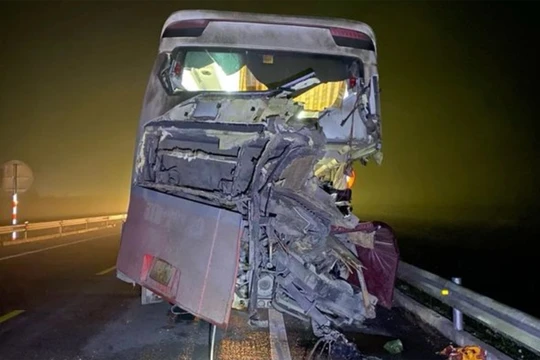 Xe khách giường nằm BKS 51B- 261.49 hư hỏng nặng sau vụ tai nạn (ảnh CTV)