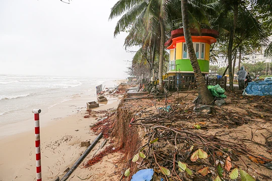 Khoảng gần 200m bờ biển du lịch thuộc khu vực bãi tắm Mỹ Khê bị sóng biển đánh xói lở nghiêm trọng.