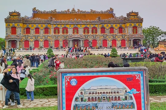 Du lịch Thừa Thiên Huế 10 tháng đầu năm 2024 tăng 26,8% (Ảnh du khách tham quan điện Kiến Trung, Đại nội Huế)