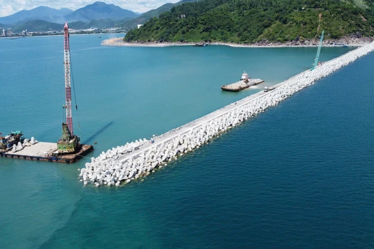 Hạng mục đê, kè chắn sóng- Dự án xây dựng bến cảng Liên Chiểu (phần Cơ sở hạ tầng dùng chung) đã thi công 72,66% khối lượng.