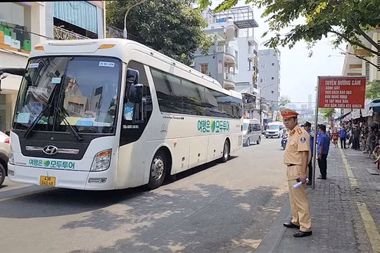 Lực lượng cảnh sát giao thông điều phối phương tiện trên tuyến đường xung quanh chợ Hàn chờ(Ảnh MT).