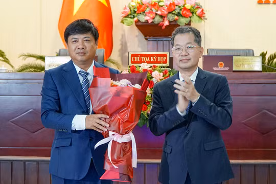 Ông Nguyễn Văn Quảng (bên phải)- Bí thư Thành ủy Đà Nẵng tặng hoa cho ông Lương Nguyễn Minh Triết.