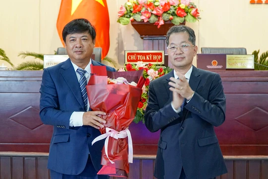 Ông Nguyễn Văn Quảng (bên phải)- Bí thư Thành ủy Đà Nẵng tặng hoa cho ông Lương Nguyễn Minh Triết.