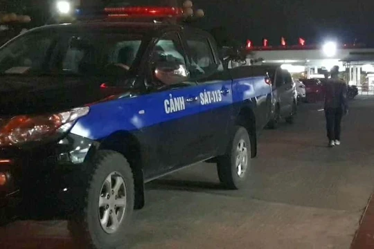 Cơ quan công an tiến hành khám xét, làm rõ vụ việc liên quan đến ma túy (Ảnh: Nam Quốc).