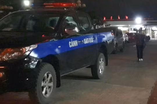 Cơ quan công an tiến hành khám xét, làm rõ vụ việc liên quan đến ma túy (Ảnh: Nam Quốc).