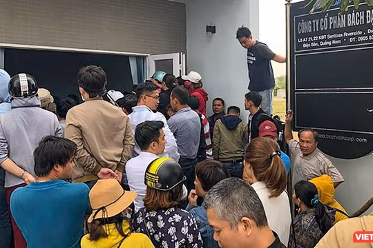 Khách hàng tập trung tại trụ sở Công ty CP Bách Đạt An tại Khu đô thị Sentosa Riverside (phường Điện Ngọc, thị xã Điện Bàn, tỉnh Quảng Nam) để đòi quyền lợi