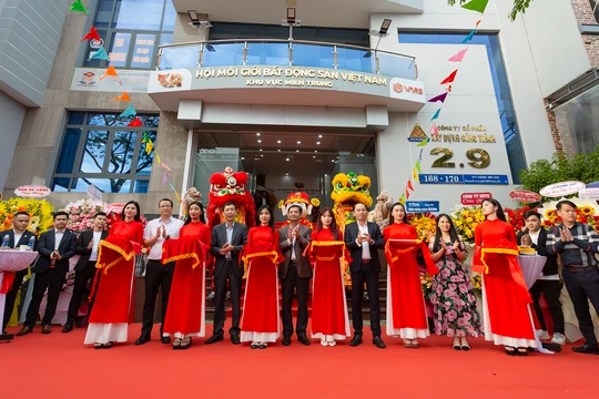 Lễ ra mắt Văn phòng Hội Môi giới Bất động sản Việt Nam (VARS) tại khu vực miền Trung.