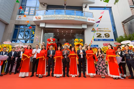 Lễ ra mắt Văn phòng Hội Môi giới Bất động sản Việt Nam (VARS) tại khu vực miền Trung.