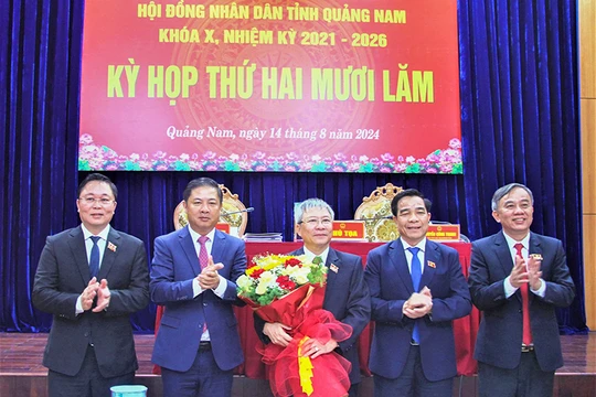 Lãnh đạo tỉnh Quảng Nam tặng hoa, chúc mừng ông Nguyễn Đức Dũng (đứng giữa) được bầu làm Chủ tịch HĐND tỉnh.