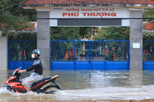Mưa lớn khiến nhiều trường học bị ngập lụt, ngành giáo dục tỉnh Thừa Thiên Huế tiếp tục cho học sinh nghỉ học