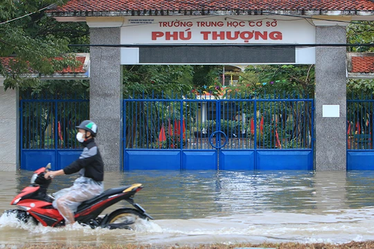 Mưa lớn khiến nhiều trường học bị ngập lụt, ngành giáo dục tỉnh Thừa Thiên Huế tiếp tục cho học sinh nghỉ học