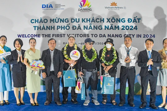 Lãnh đạo Sở Du lịch Đà Nẵng cùng Cảng Hàng không Quốc tế Đà Nẵng, Công ty CP đầu tư khai thác nhà ga quốc tế Đà Nẵng và các hãng hàng không tổ chức chào đón những du khách nội địa và quốc tế đến Đà Nẵng trong ngày đầu năm mới 2024