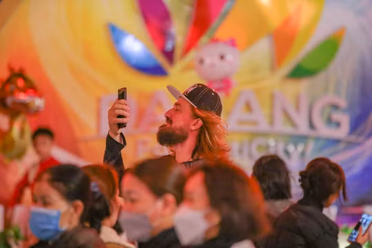 Du khách nước ngoài thích thú live đường hoa xuân Đà Nẵng