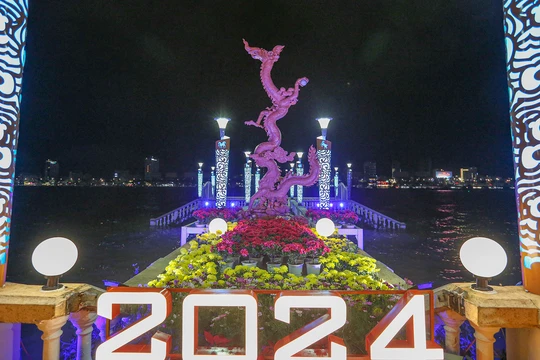 Linh vật linh vật rồng thời Lý bằng gốm Bát Tràng được trưng bày tại cầu chữ T