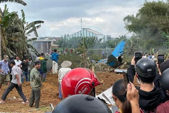 HIện trường vụ rơi máy bay quân sự ở Quảng Nam (ảnh: Bạn đọc cung cấp)