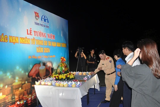 Chiều tối 17/11, Ban An toàn giao thông (ATGT) TP Đà Nẵng, Thành đoàn Đà Nẵng phối hợp tổ chức Lễ Tưởng niệm các nạn nhân tử vong do tai nạn giao thông tại Công viên Thanh Niên.
