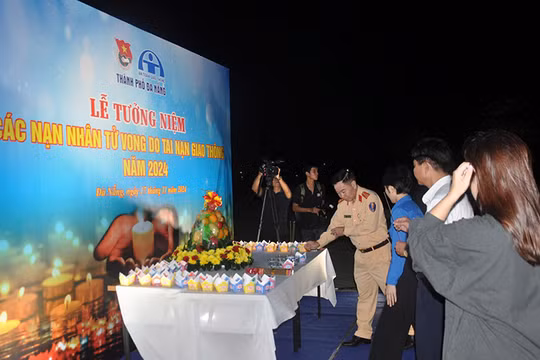 Chiều tối 17/11, Ban An toàn giao thông (ATGT) TP Đà Nẵng, Thành đoàn Đà Nẵng phối hợp tổ chức Lễ Tưởng niệm các nạn nhân tử vong do tai nạn giao thông tại Công viên Thanh Niên.