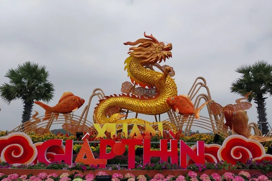 Linh vật rồng khu vực công viên trước UBND tỉnh Thừa Thiên Huế.