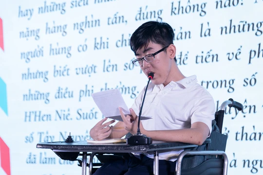 Sinh viên Nguyễn Minh Châu - “chú lính chì” dũng cảm trên chiếc xe lăn đến giảng đường phát biểu trong lễ khai giảng