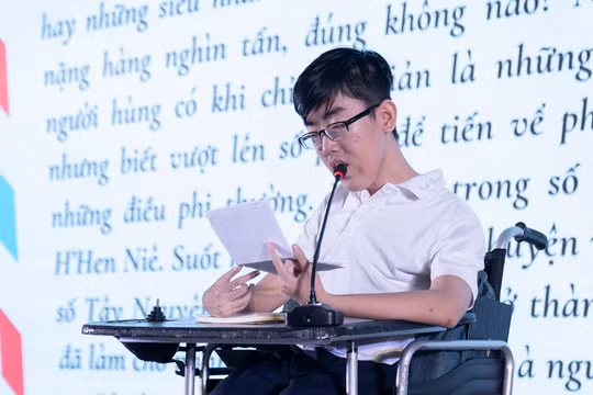 Sinh viên Nguyễn Minh Châu - “chú lính chì” dũng cảm trên chiếc xe lăn đến giảng đường phát biểu trong lễ khai giảng