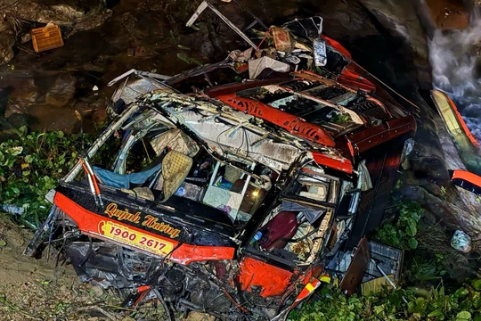 Chiếc xe khách biến dạng sau vụ tai nạn