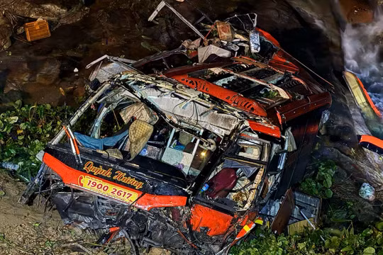 Chiếc xe khách biến dạng sau vụ tai nạn