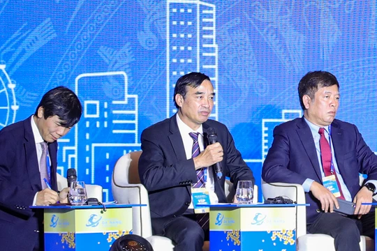 Ông Lê Trung Chinh (giữa) - Chủ tịch UBND TP Đà Nẵng phát biểu tại phiên đối thoại thứ nhất với chủ đề “Khơi thông nguồn lực hợp tác quốc tế thúc đẩy phát triển kinh tế xã hội”