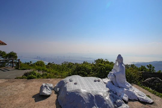 Đỉnh Bàn Cờ trên bán đảo Sơn Trà (Đà Nẵng) nơi tỉ phú Bill Gates cùng bạn gái đến thưởng trà trong chuyến du lịch Đà Nẵng từ ngày 4/3-7/3