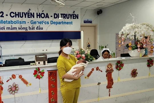 Sản phụ và bệnh nhi trước giờ xuất viện (ảnh BVCC)