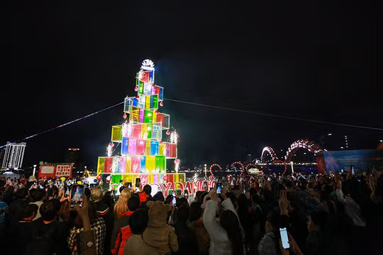 Tối 16/12, cây thông ánh sáng tại công viên bờ Tây cầu Rồng đã chính thức thắp sáng, mở đầu cho chuỗi các hoạt động tại Lễ hội Đón Giáng sinh – Chào năm mới Đà Nẵng 2025.