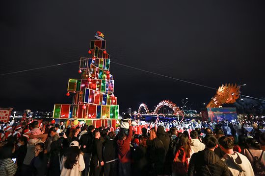 Lễ hội thắp sáng cây thông Giáng sinh tại bờ Tây cầu Rồng thu hút du khách đến với Đà Nẵng.