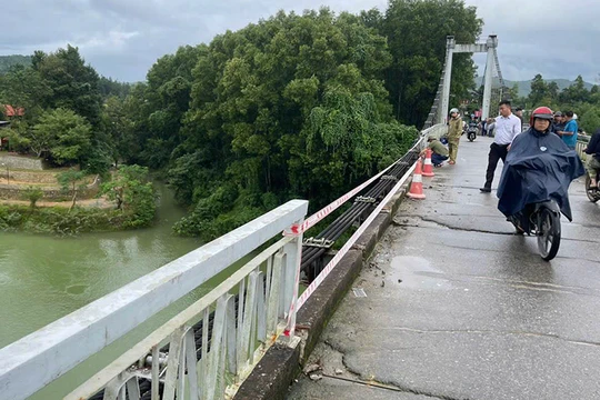 HIện trường vụ tai nạn giao thông trên cầu Bình Thành. Ảnh: Phát Đạt.