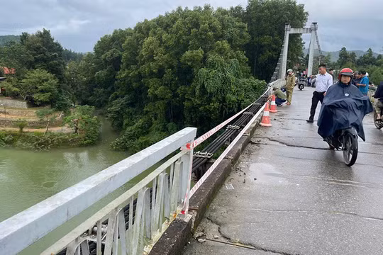 HIện trường vụ tai nạn giao thông trên cầu Bình Thành. Ảnh: Phát Đạt.