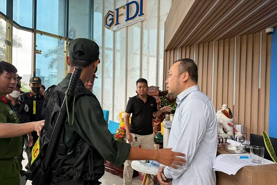 Ngày 8/11, Công an TP Đà Nẵng khám xét khẩn cấp trụ sở chính của Công ty TNHH MTV Tư vấn ấn Đầu tư GFDI trước sự chứng kiến của ông Nguyễn Quang Hoàng(áo trắng), Tổng Giám đốc GFDI